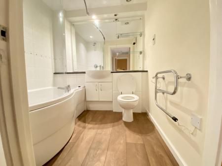 2 bedroom Flat to let in Elmira Way., Salford, M5