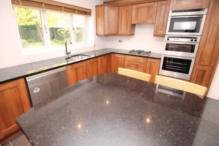 4 bedroom Detached house to let in Barlow Road, Altrincham, WA14