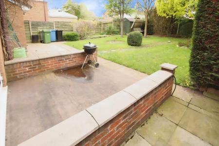 4 bedroom Detached house to let in Barlow Road, Altrincham, WA14