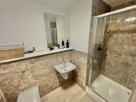 1 bedroom Flat to let in Bridgewater Point, Salford Quays, Salford, M5