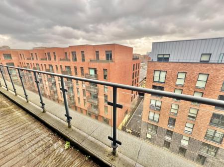 1 bedroom Flat to let in Bridgewater Point, Salford Quays, Salford, M5