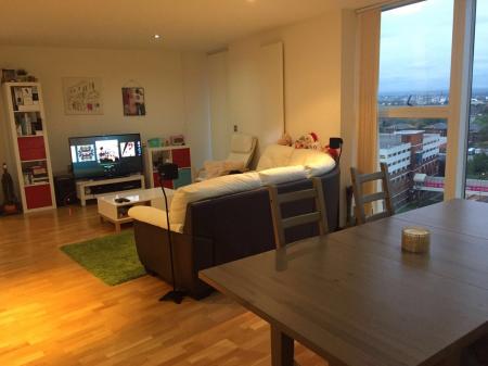 2 bedroom Apartment to let in 100 The Quays, Salford, M50