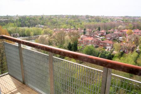 2 bedroom Flat to let in Lakeside Rise, Manchester, M9