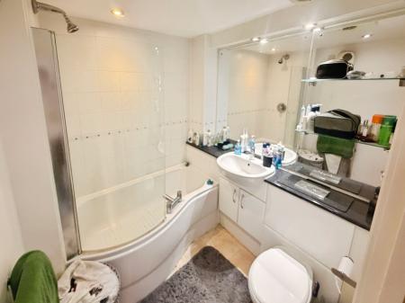 2 bedroom Flat to let in Elmira Way, Salford, M5