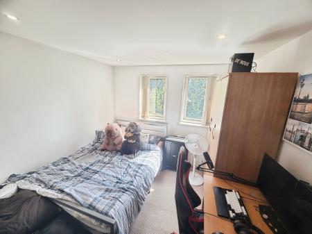 2 bedroom Flat to let in Elmira Way, Salford, M5