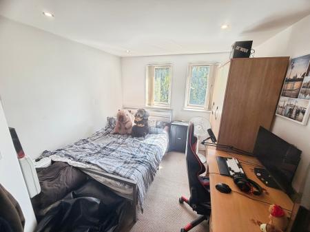 2 bedroom Flat to let in Elmira Way, Salford, M5