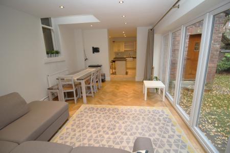 5 bedroom Flat to let in 2 Victoria Avenue, Manchester, M20
