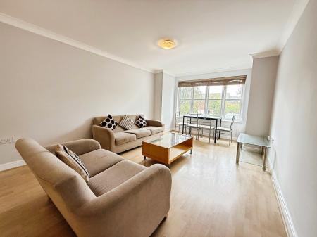 2 bedroom Flat to let in Hadfield Close, Rushome, Manchester, M14
