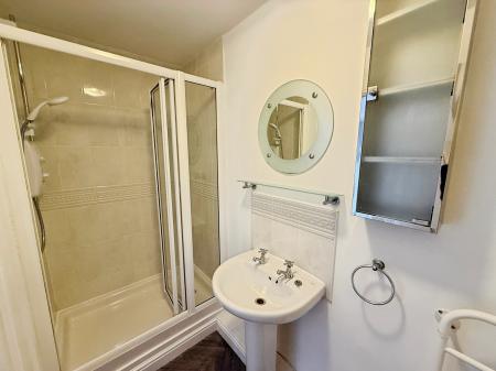 2 bedroom Flat to let in Hadfield Close, Rushome, Manchester, M14