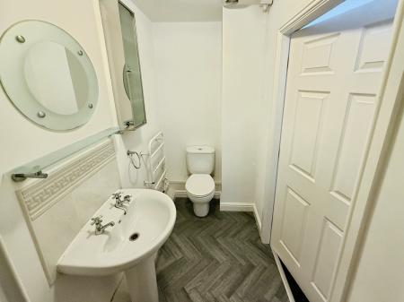 2 bedroom Flat to let in Hadfield Close, Rushome, Manchester, M14
