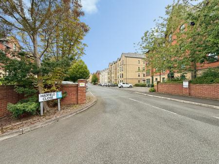 2 bedroom Flat to let in Hadfield Close, Rushome, Manchester, M14