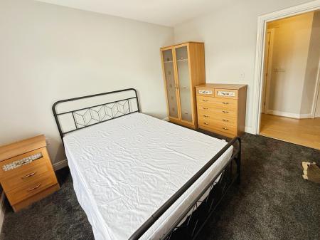 2 bedroom Flat to let in Hadfield Close, Rushome, Manchester, M14