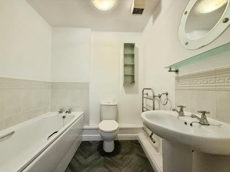 2 bedroom Flat to let in Hadfield Close, Rushome, Manchester, M14