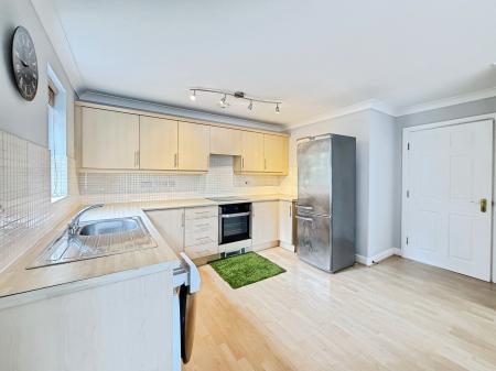 2 bedroom Flat to let in Hadfield Close, Rushome, Manchester, M14