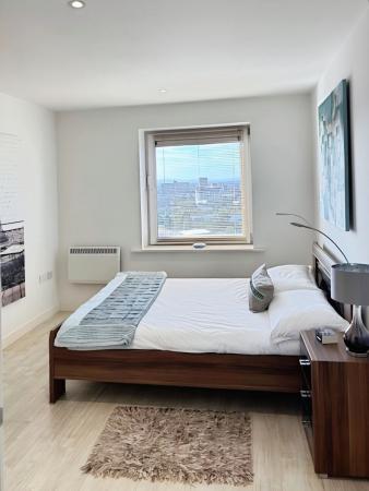 2 bedroom Flat to let in The Quays, Salford Quays, Salford, M50