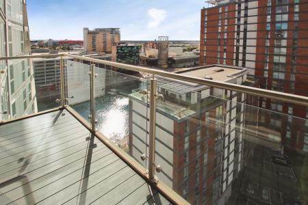 2 bedroom Flat to let in The Quays, Salford Quays, Salford, M50