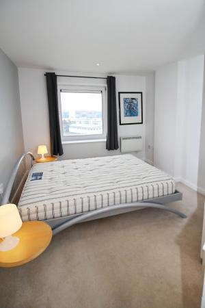 2 bedroom Flat to let in Imperial Point, Salford Quays, Salford, M50