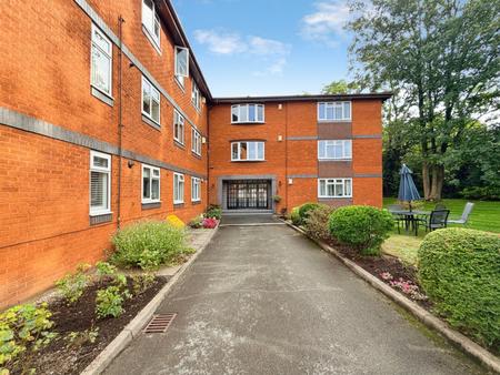 2 bedroom Flat for sale in Woodbourne Road, Sale, M33