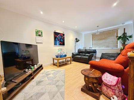 2 bedroom Flat for sale in Woodbourne Road, Sale, M33