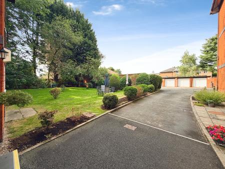 2 bedroom Flat for sale in Woodbourne Road, Sale, M33