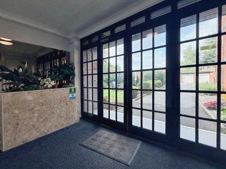 2 bedroom Flat for sale in Woodbourne Road, Sale, M33