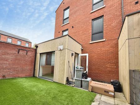 3 bedroom Flat to let in Elisabeth Gardens, Reddish, Stockport, SK5