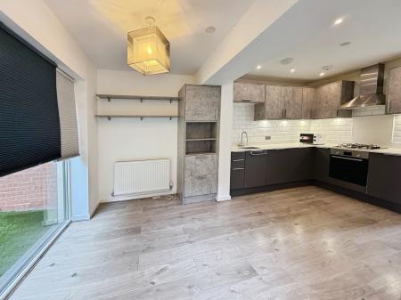 3 bedroom Flat to let in Elisabeth Gardens, Reddish, Stockport, SK5