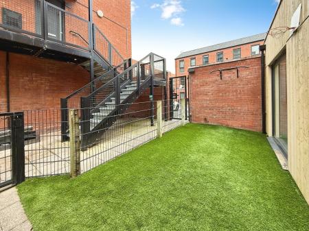 3 bedroom Flat to let in Elisabeth Gardens, Reddish, Stockport, SK5