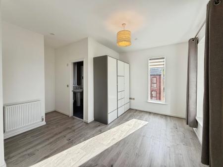 3 bedroom Flat to let in Elisabeth Gardens, Reddish, Stockport, SK5