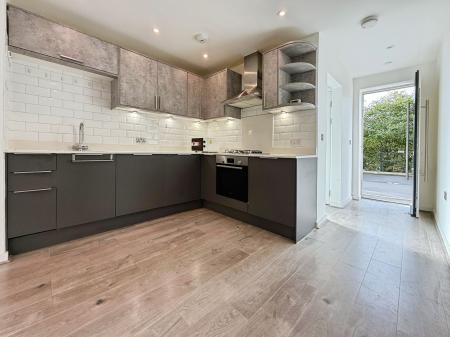 3 bedroom Flat to let in Elisabeth Gardens, Reddish, Stockport, SK5