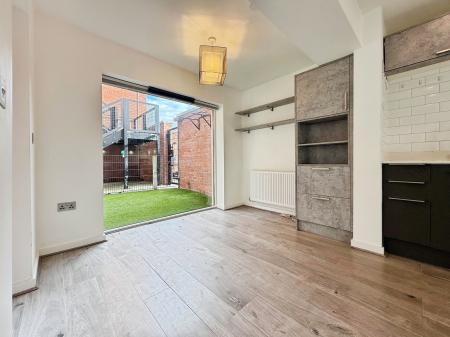 3 bedroom Flat to let in Elisabeth Gardens, Reddish, Stockport, SK5