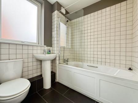 3 bedroom Flat to let in Elisabeth Gardens, Reddish, Stockport, SK5