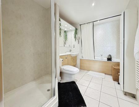 2 bedroom Flat for sale in Sovereign Point, The Quays, M50