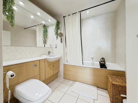 2 bedroom Flat for sale in Sovereign Point, The Quays, M50