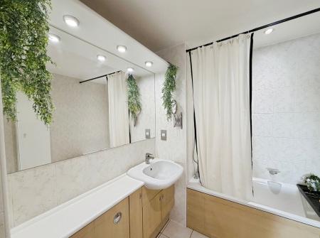 2 bedroom Flat for sale in Sovereign Point, The Quays, M50