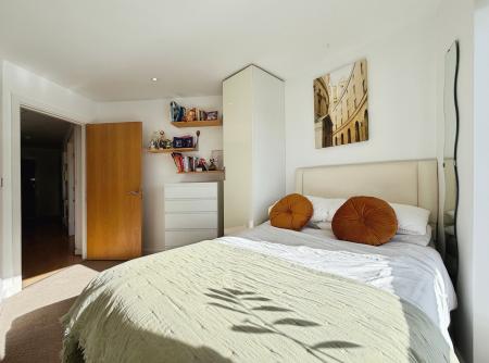 2 bedroom Flat for sale in Sovereign Point, The Quays, M50