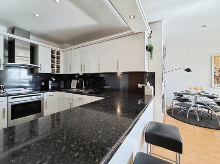 2 bedroom Flat for sale in Sovereign Point, The Quays, M50