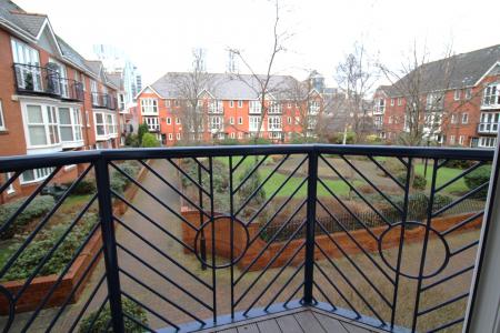 2 bedroom Flat to let in Winnipeg Quay, Salford Quays, Salford, M50