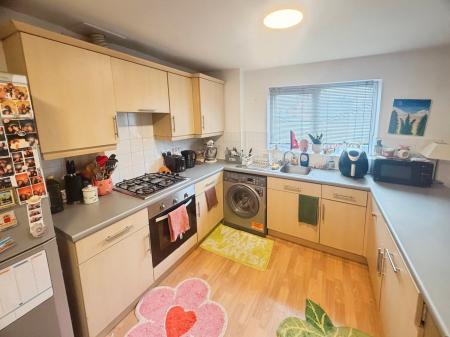 2 bedroom Flat to let in Newbold Walk, Manchester, M15