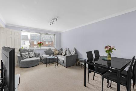 1 bedroom Flat for sale in Alderman Close, Welham Green, AL9