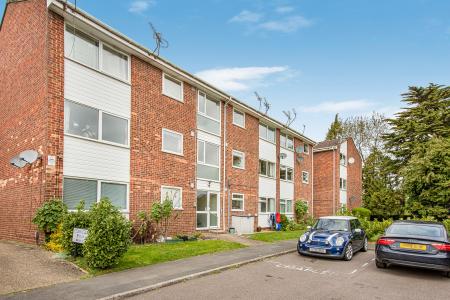 2 bedroom Flat for sale in Cedar Court, St Albans, AL4