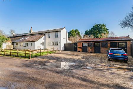 4 bedroom Character Property for sale in Dovers Green Cottages, Radlett, WD7