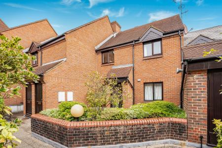 1 bedroom Flat for sale in Half Moon Mews, St Albans, AL1
