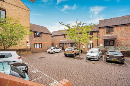 1 bedroom Flat for sale in Half Moon Mews, St Albans, AL1