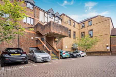 1 bedroom Flat for sale in Half Moon Mews, St Albans, AL1