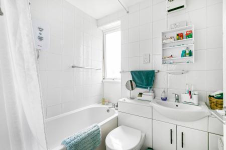 2 bedroom Flat for sale in High Street, Wheathampstead, AL4