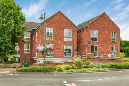 2 bedroom Flat for sale in High Street, Wheathampstead, AL4