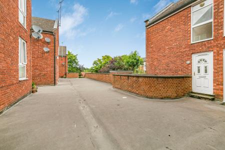 2 bedroom Flat for sale in High Street, Wheathampstead, AL4