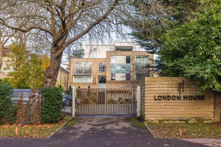 2 bedroom Flat for sale in London Road, St Albans, AL1