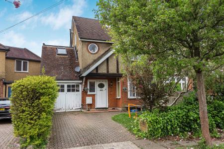 4 bedroom Semi-detached house for sale in Lynton Avenue, St Albans, AL1